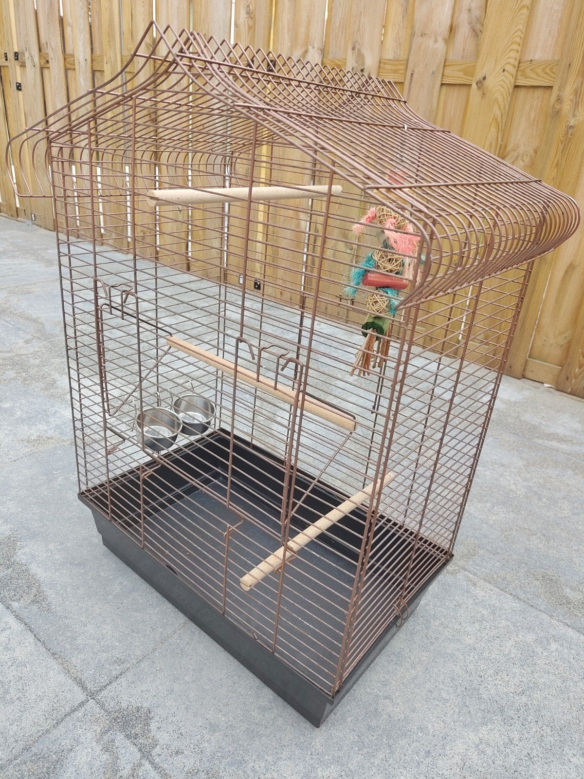 Te koop kooi  met toebehoren voor parkieten of papegaaien, Ophalen, Gebruikt, Metaal, Vogelkooi