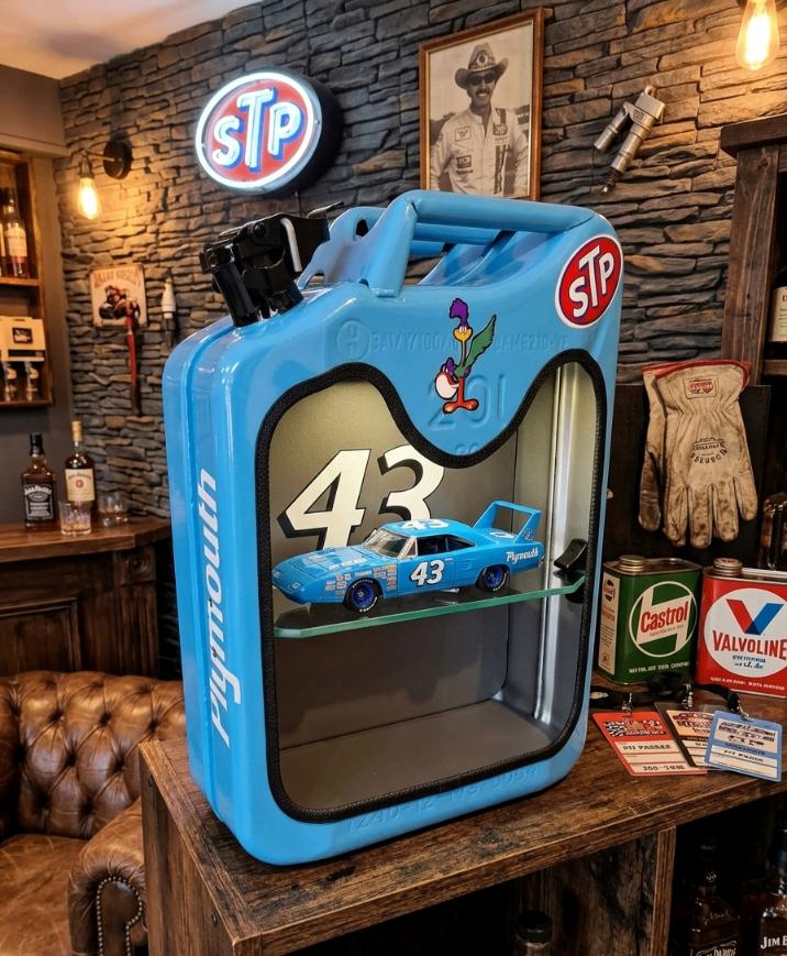 Plymouth Roadrunner Design Benzinkanister Vitrine mit LED, Huis en Inrichting, Kasten | Wandmeubels, Minder dan 100 cm, 25 tot 50 cm