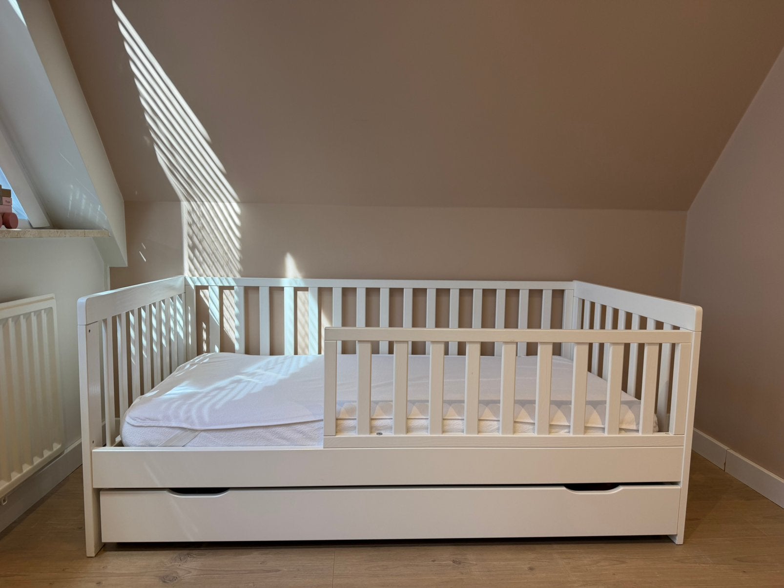 PEUTERBED «PLUME» 140X70 WIT met matras en meer, Ophalen, 70 tot 85 cm, 140 tot 160 cm, Zo goed als nieuw