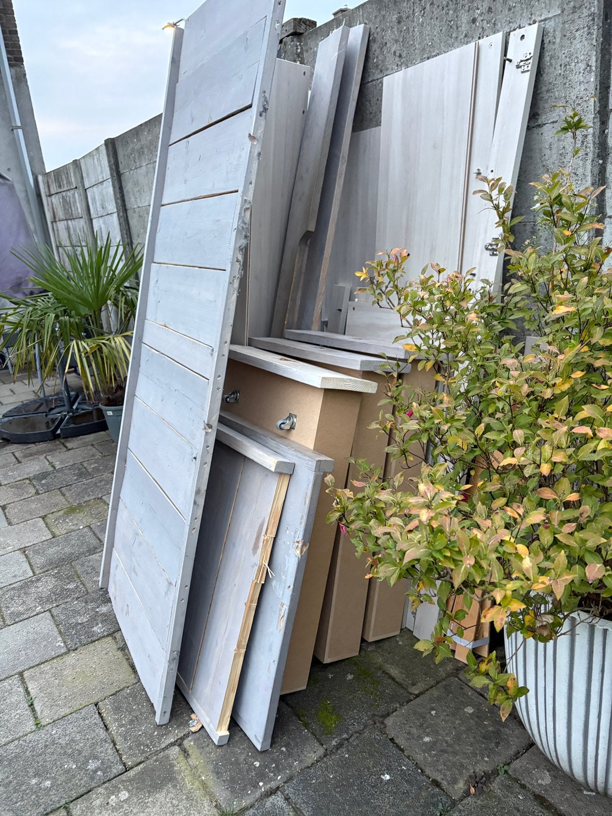 Gratis af te halen steigerhout en een oude kast