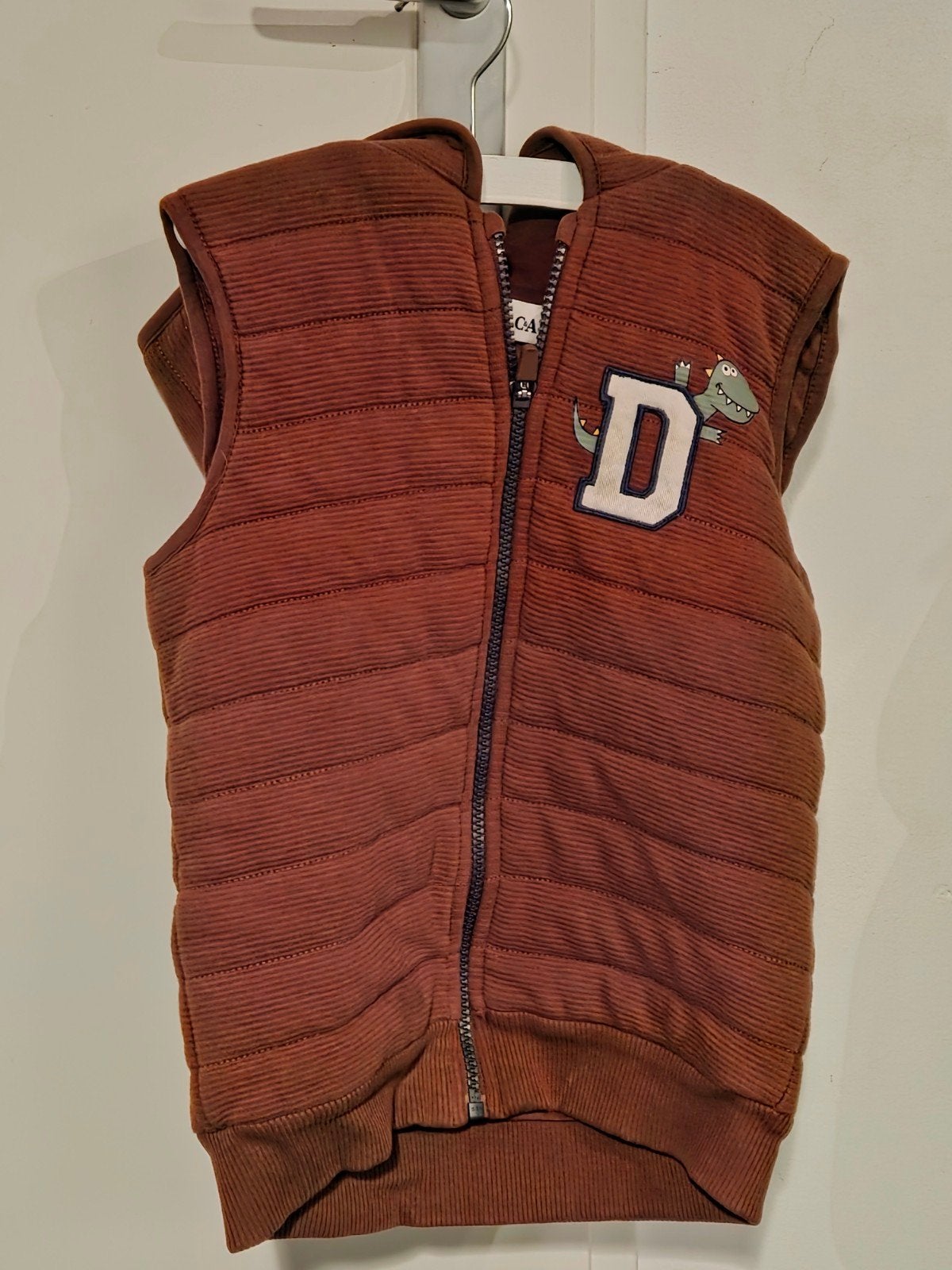 C&A Bruine Geribde Bodywarmer met Dino Applicatie Maat 116, Ophalen of Verzenden, Zo goed als nieuw, Jongen, Jas