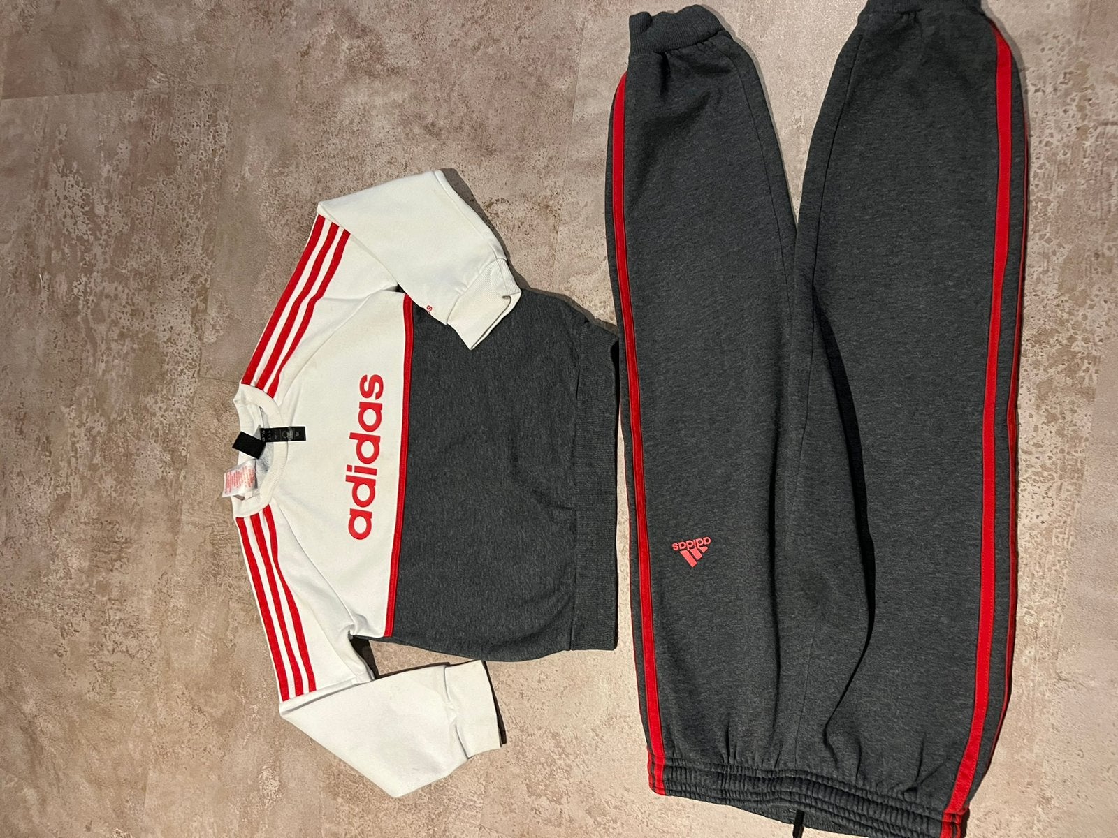 ADIDAS joggingpak maat 122 origineel zgan, Adidas, Sport- of Zwemkleding, Ophalen of Verzenden, Zo goed als nieuw