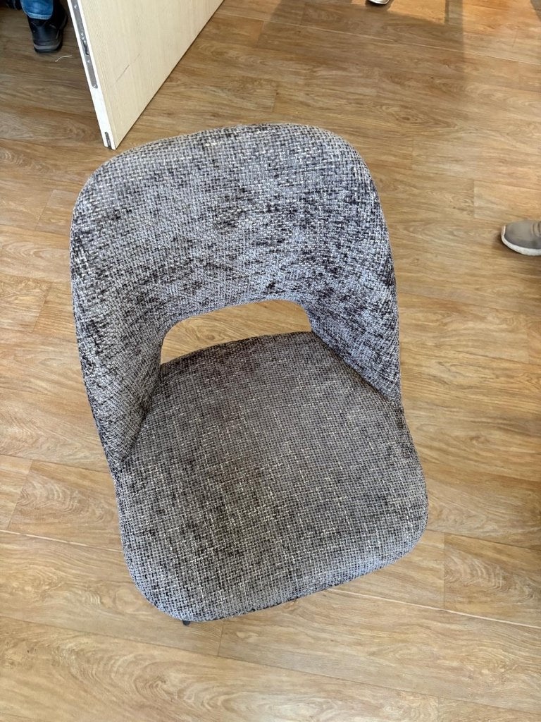 Tafel met twee stoelen, Ophalen
