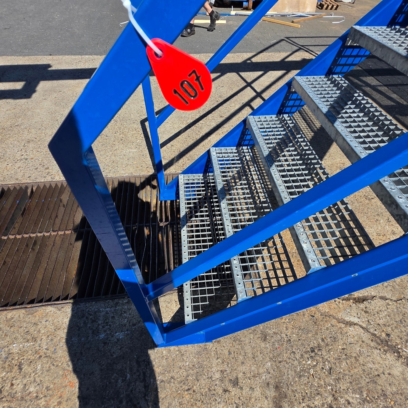 Stalen trap met  bordes blauw hoog 2,8mtr nor107, Ophalen, Zo goed als nieuw, 2 tot 4 meter