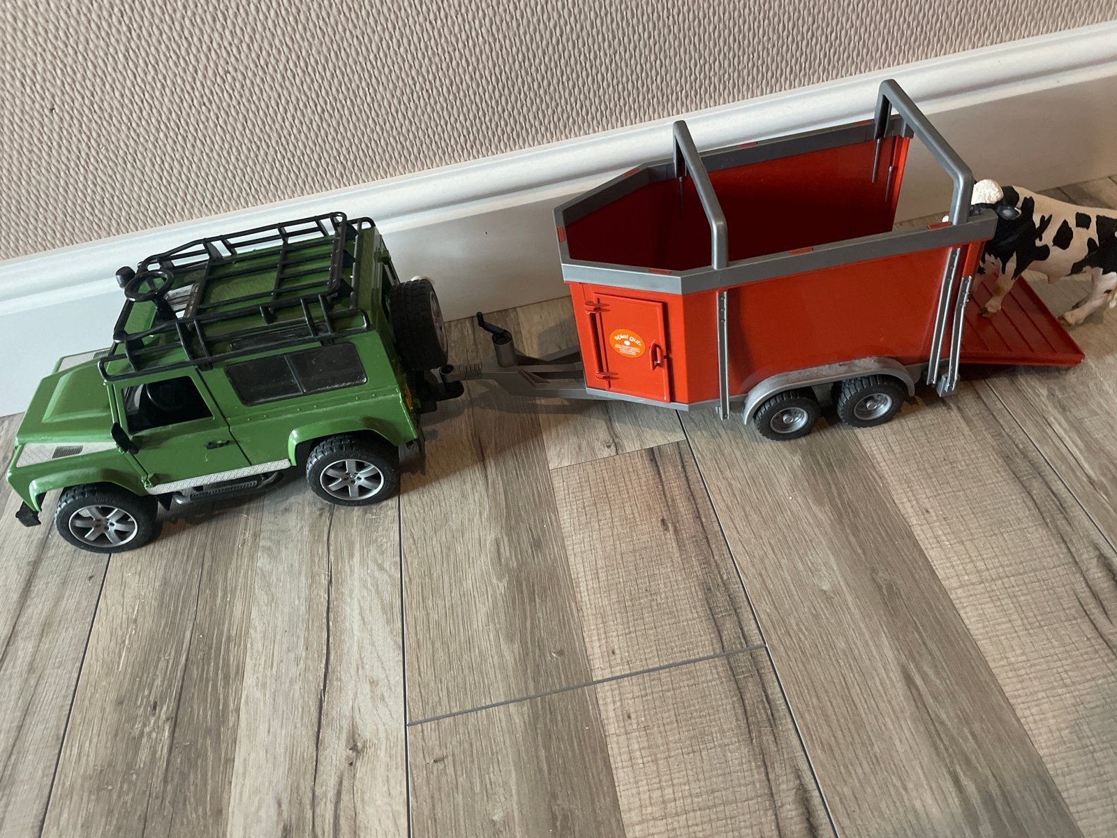 Bruder Land Rover Defender met paardentrailer en koe, Ophalen of Verzenden, Gebruikt