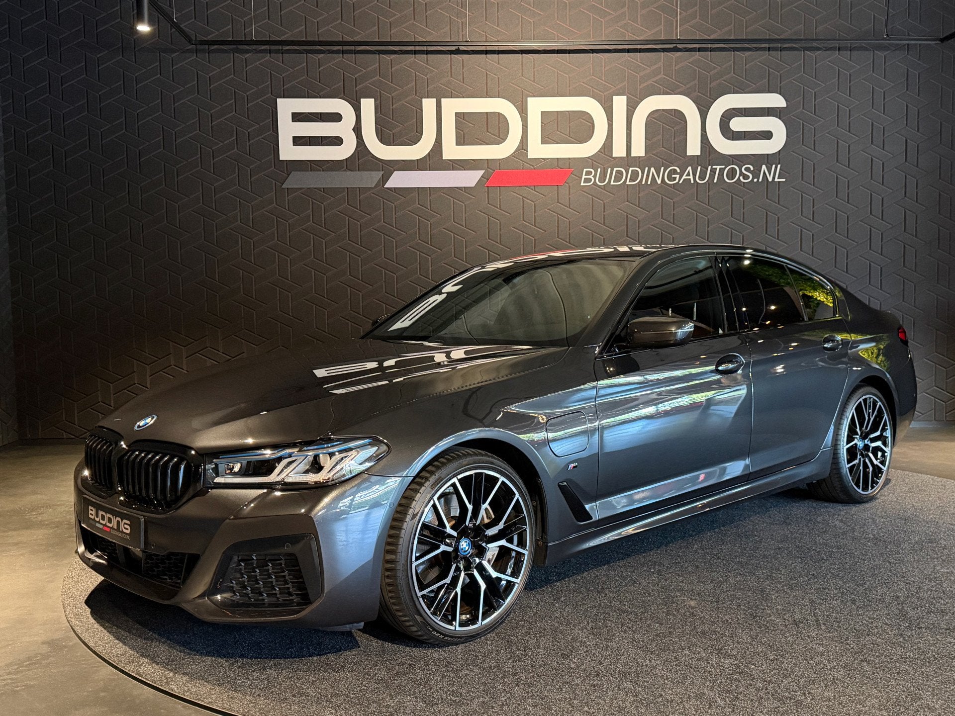 BMW 5 Serie 545e xDrive Business Ed | M-sport | Soft-close |, Auto's, Gebruikt, 2000 kg, 120 €/maand, Bedrijf
