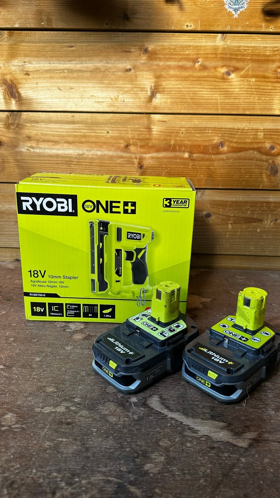Ryobi R18ST50 tacker met 2 accu's, Ophalen of Verzenden, Zo goed als nieuw, Tacker/nietmachine, Overige merken