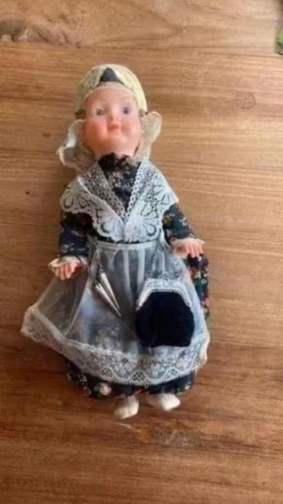 Poppetje: meisje in klederdracht, Ophalen of Verzenden, Gebruikt, Pop