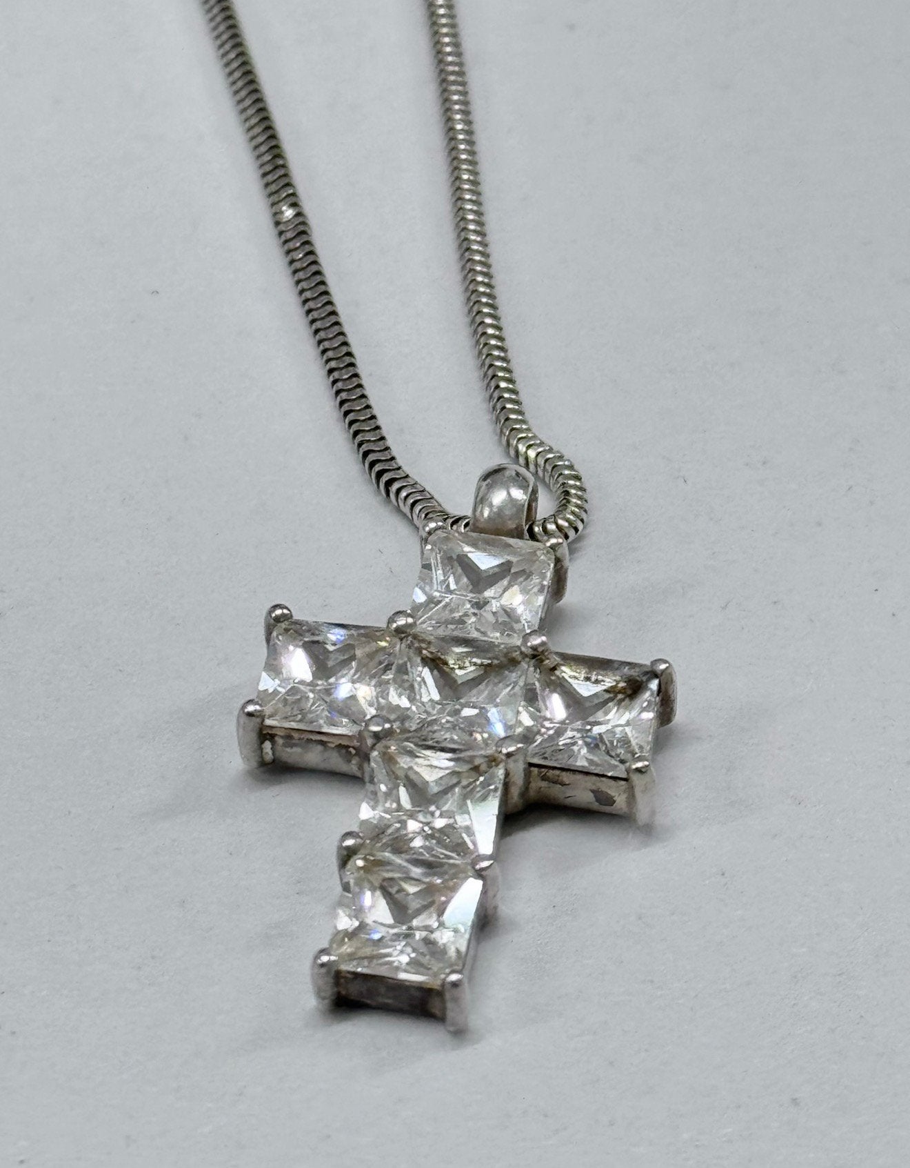 Prachtige kruisketting + 6 briljanten stenen, religie geloof, Ophalen of Verzenden, Zo goed als nieuw, Sieraad, Christendom | Katholiek