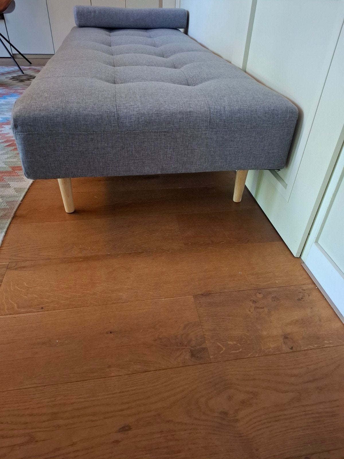 Grijze chaise longue / daybed met houten poten, Huis en Inrichting, Ophalen, Hout, Eenpersoons, 150 tot 200 cm