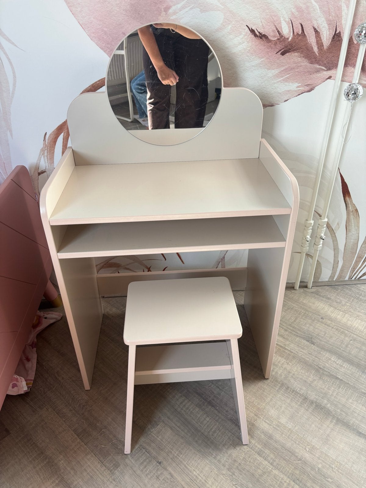 Petit Amelie kaptafel met krukje - Zo goed als nieuw, Kinderen en Baby's, Kinderkamer | Tafels en Stoelen, Ophalen, Zo goed als nieuw