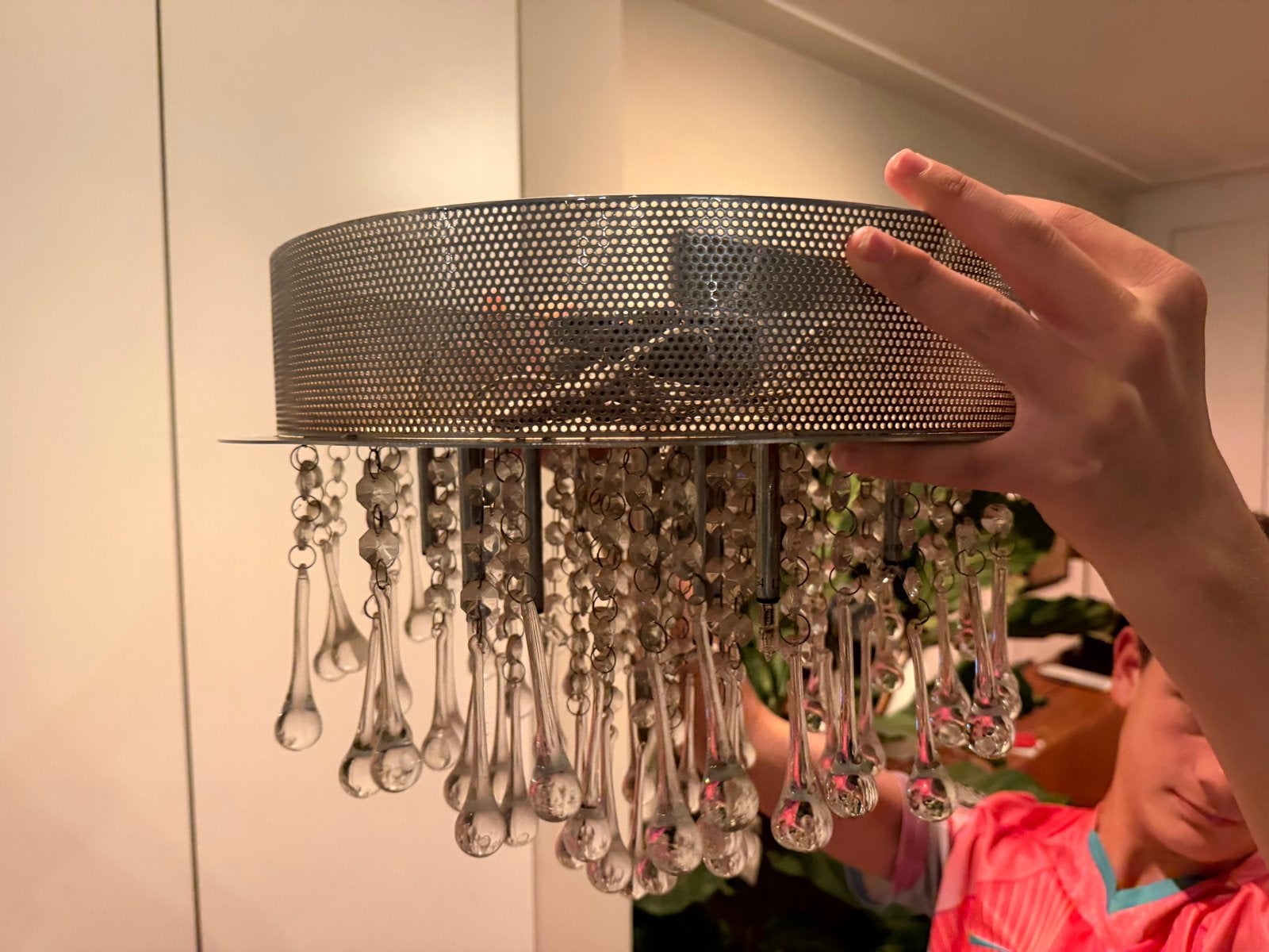 Moderne hanglamp met kristallen druppels, Ophalen of Verzenden, Zo goed als nieuw, Metaal, E27 (groot)