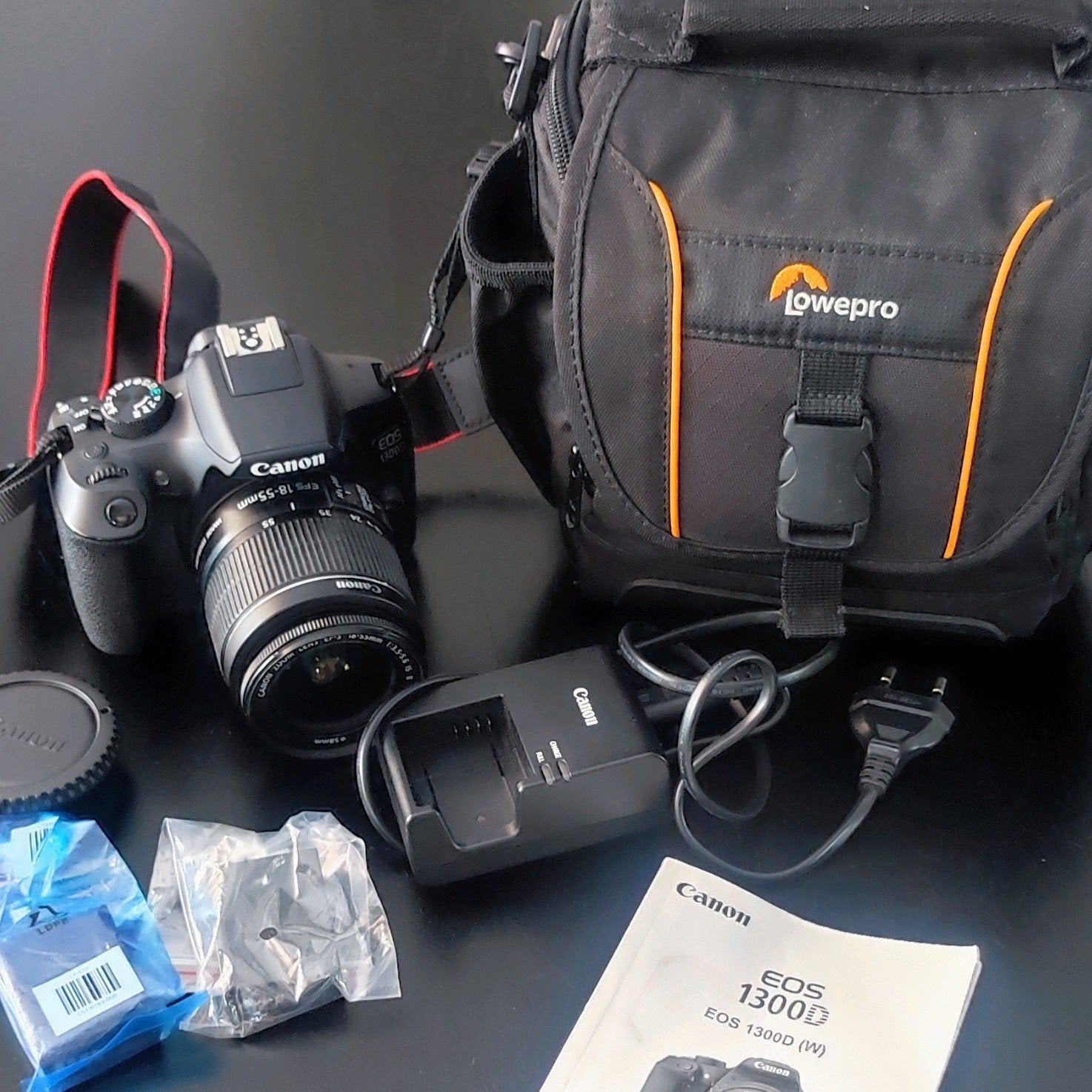 Canon EOS 1300D Spiegelreflexcamera met 18-55mm lens, Verzenden, Canon, Zo goed als nieuw, Lensdop