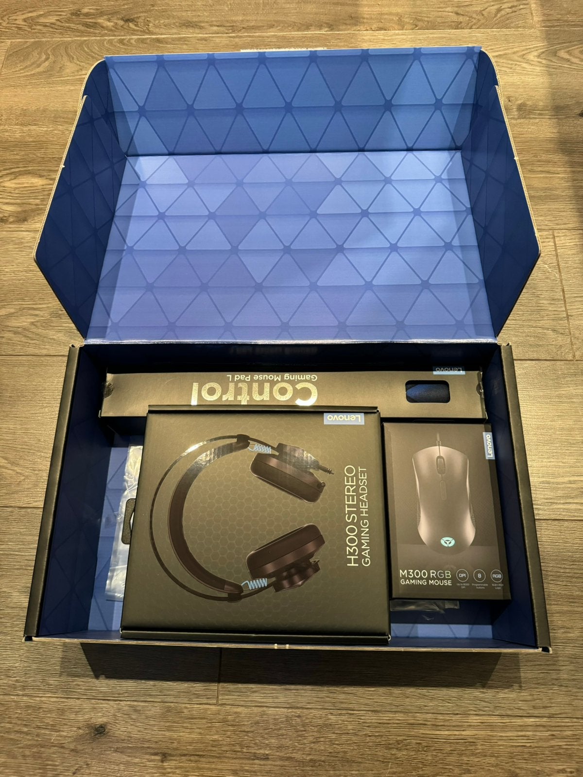 NIEUW! Lenovo gaming kit t.w.v. €129,99!!, Computers en Software, Gaming headset, Nieuw, Ophalen of Verzenden, Over-ear