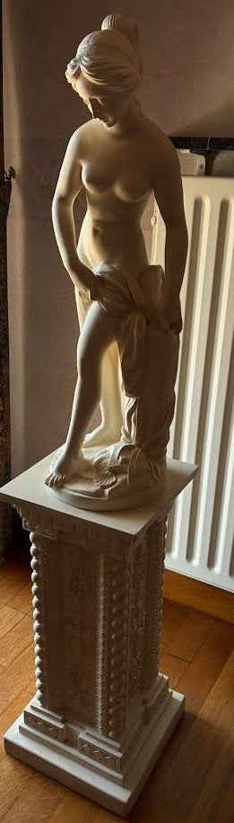 Beeld badende vrouw op sokkel, Ophalen