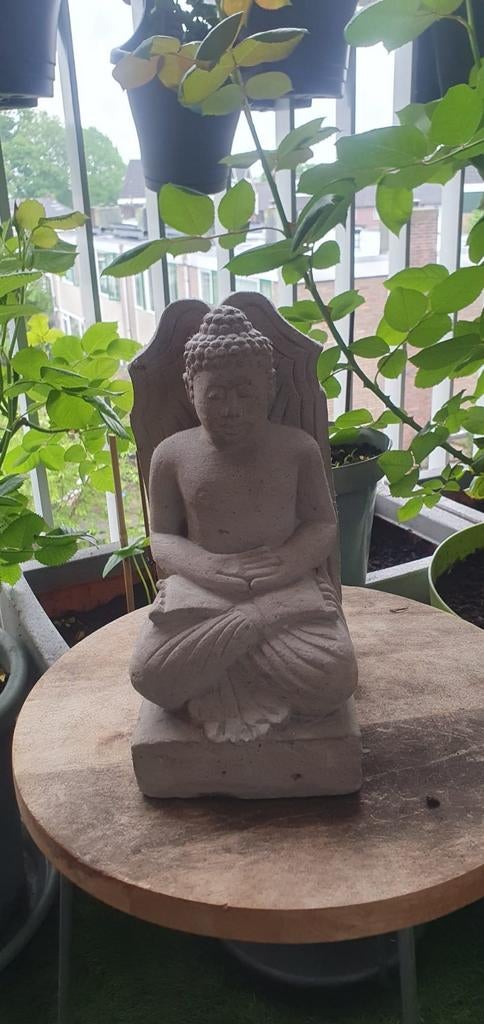 Stenen boeddha voor in de tuin., Ophalen