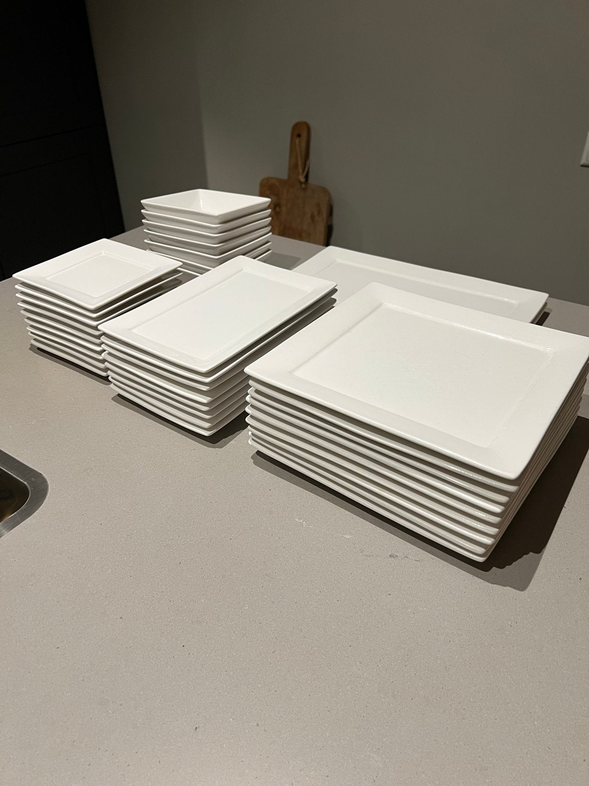 Uitgebreid wit servies: borden, kommen en vleesschotels, Huis en Inrichting, Ophalen, Gebruikt, Keramiek, Compleet servies