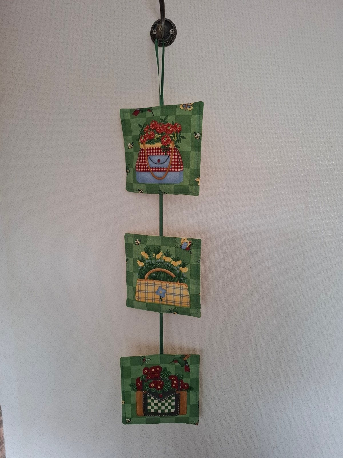 Vintage handgemaakte textiel wanddecoratie. Lengte 64 cm., Groen, Textiel, Decoratieobject, Ophalen of Verzenden
