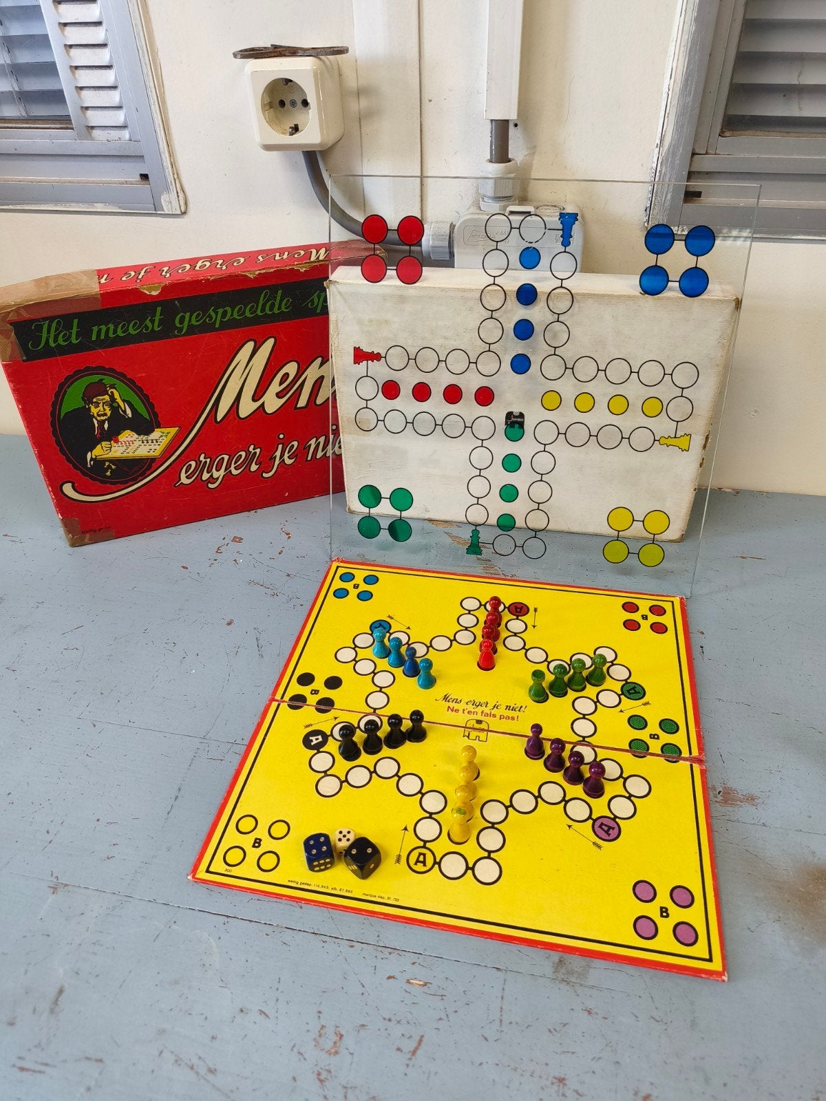 Mens erger je niet op bord en glasplaat, Hobby en Vrije tijd, Gezelschapsspellen | Bordspellen, Vijf spelers of meer, Ophalen of Verzenden