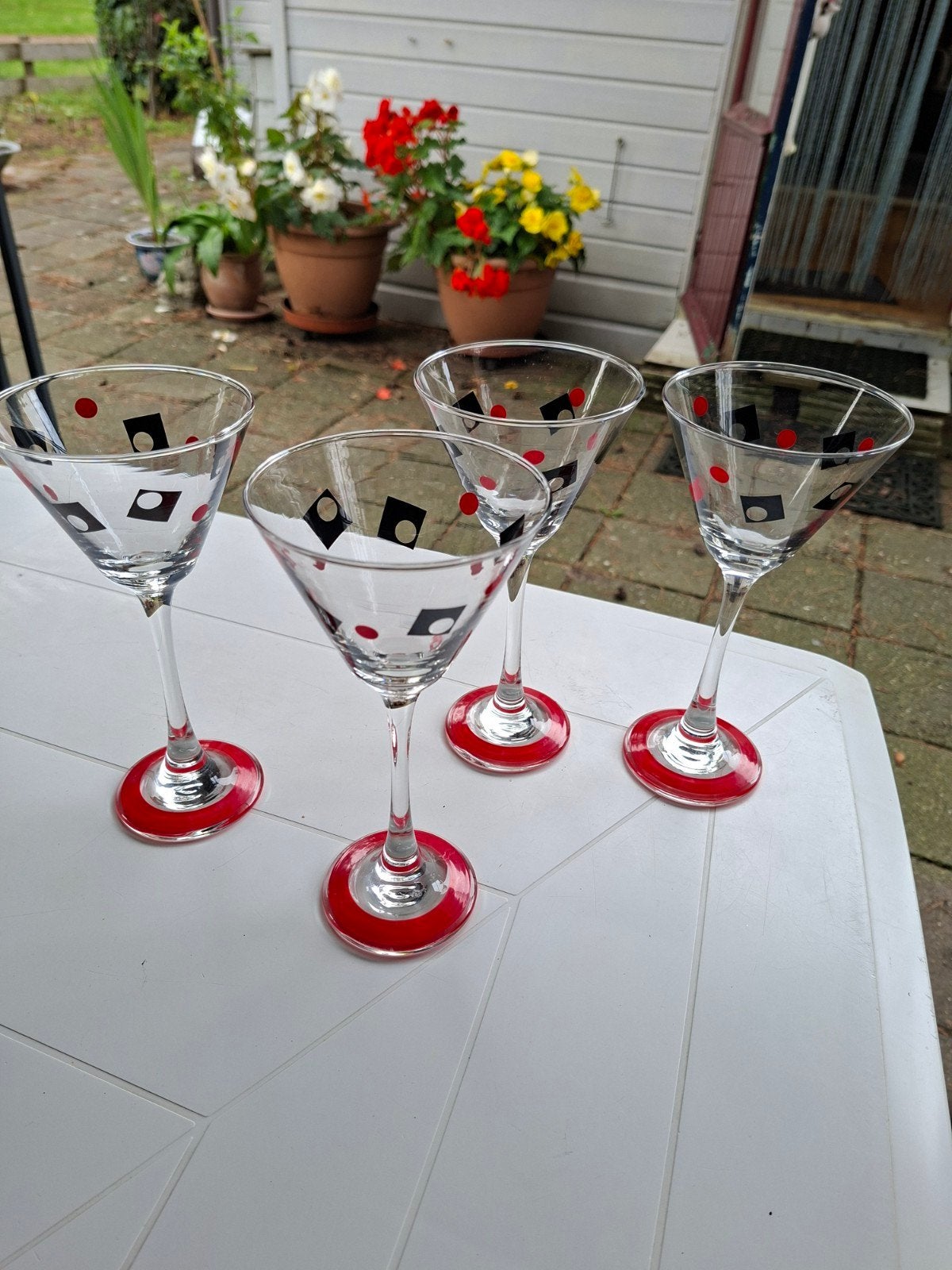 Set van 4 Martini /champagne glazen met rode en zwarte accen, Ophalen of Verzenden, Zo goed als nieuw, Meerkleurig, Overige merken