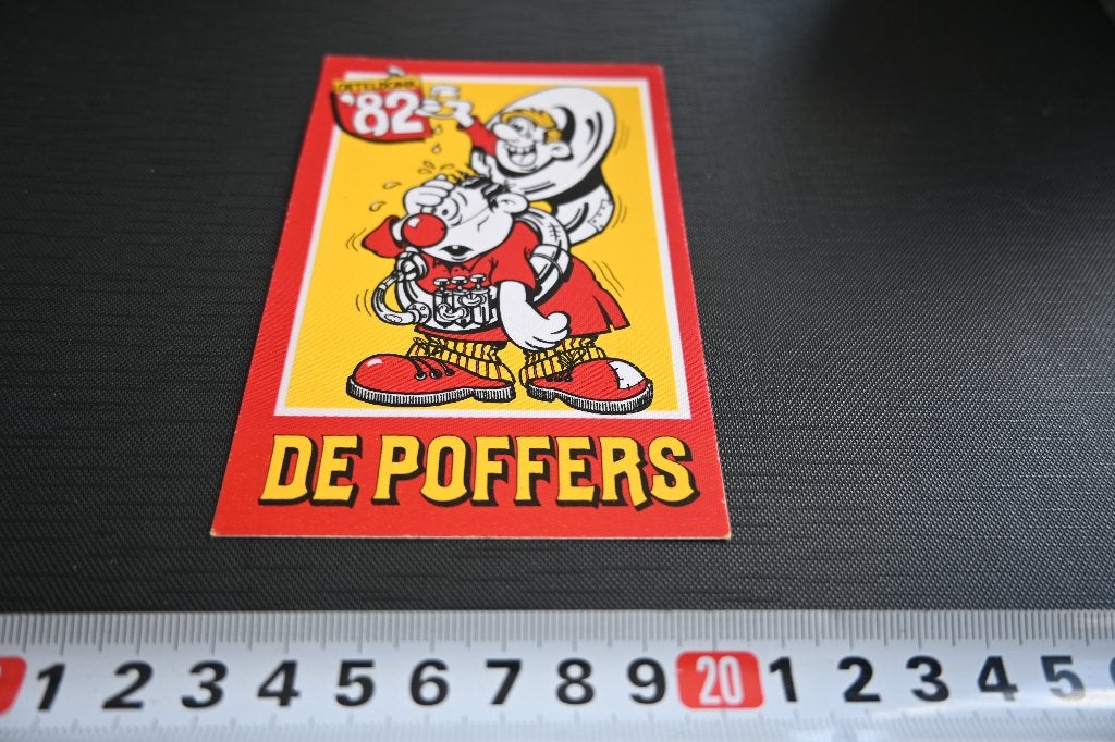 sticker textiel strip carnaval den bosch de poffers 1982, Ophalen, Zo goed als nieuw