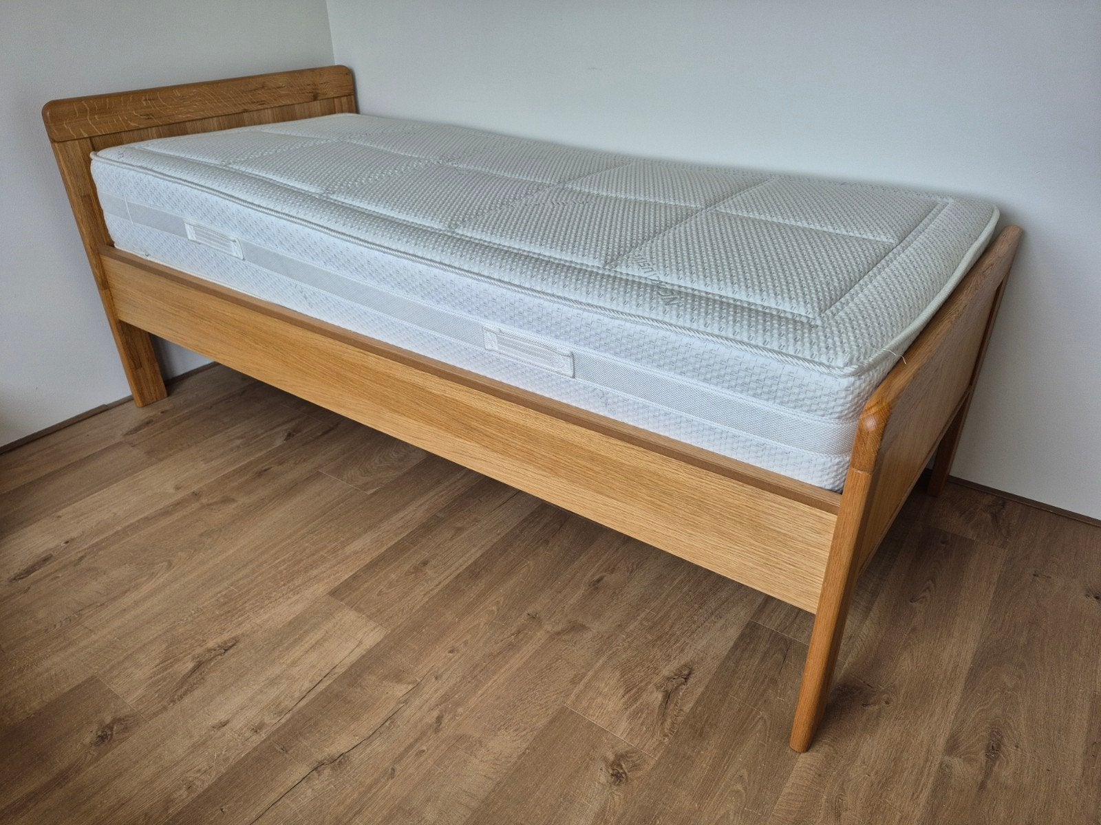 Seniorenbed ongebruikt met elektrische lattenbodem en matras, Ophalen, 90 cm, Eenpersoons, Bruin