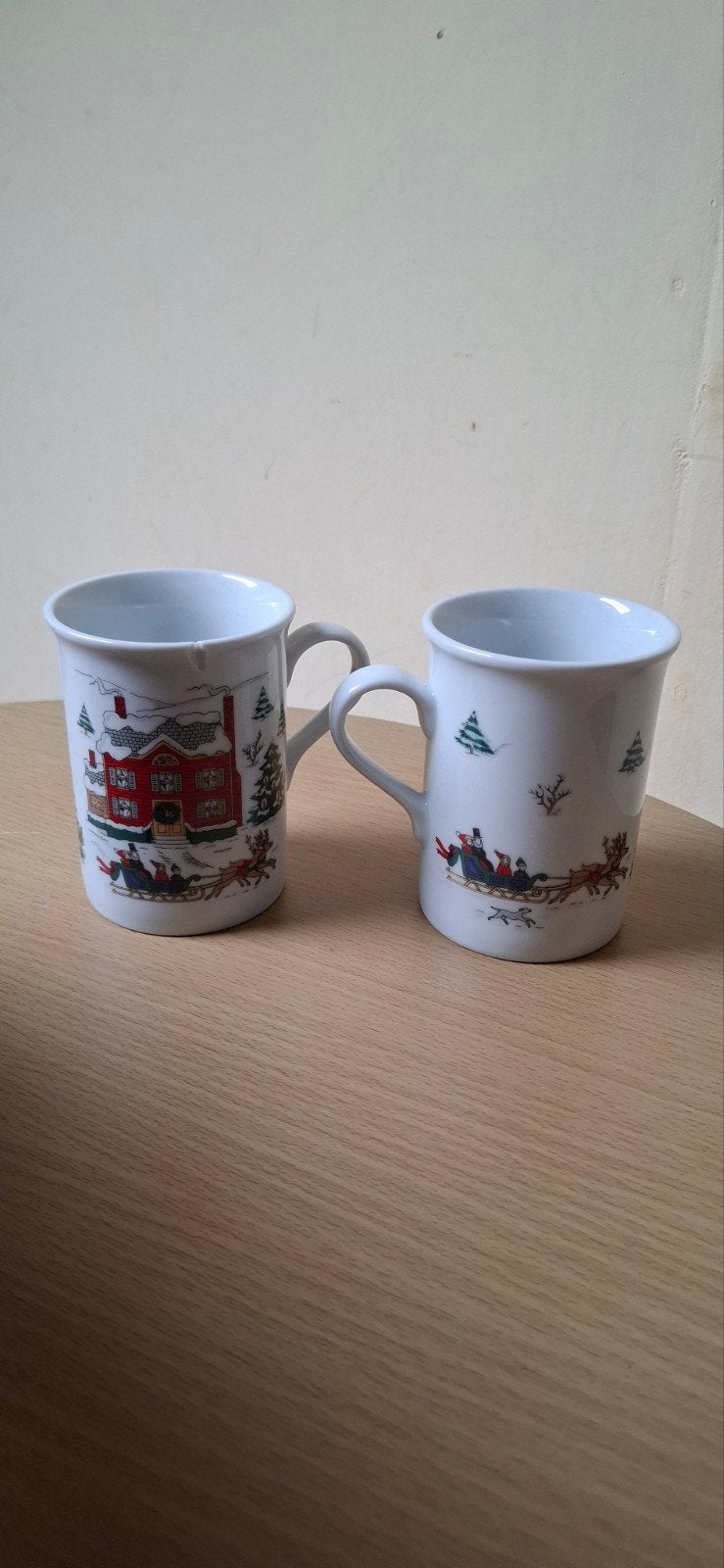 Set van 2 Kerstmokken - Winterse Taferelen, Gebruikt, Meerkleurig, Ophalen of Verzenden, Klassiek