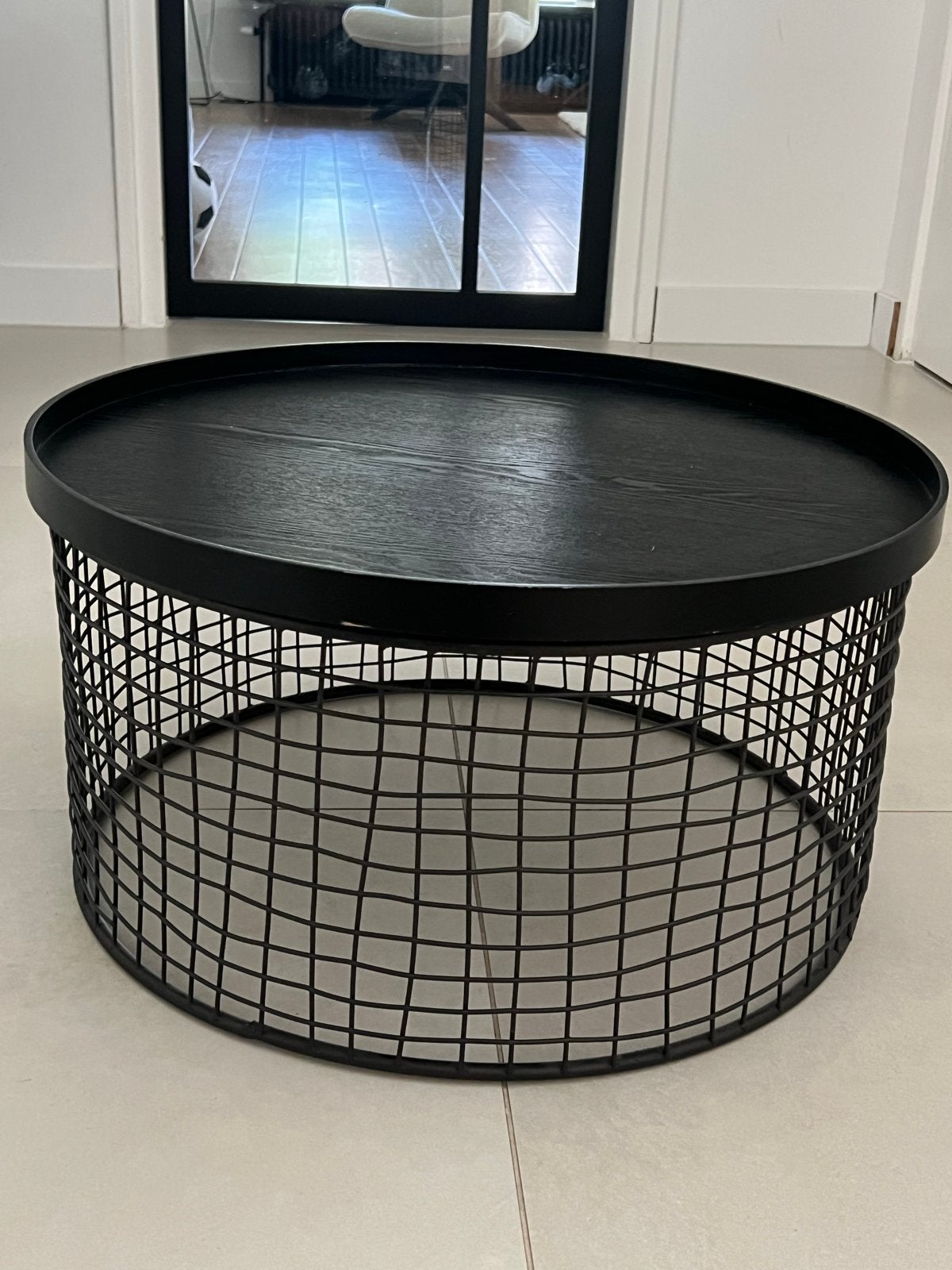 Salontafel zwart metaal met houten dienblad, Ophalen, Rond, 50 tot 100 cm, Zo goed als nieuw