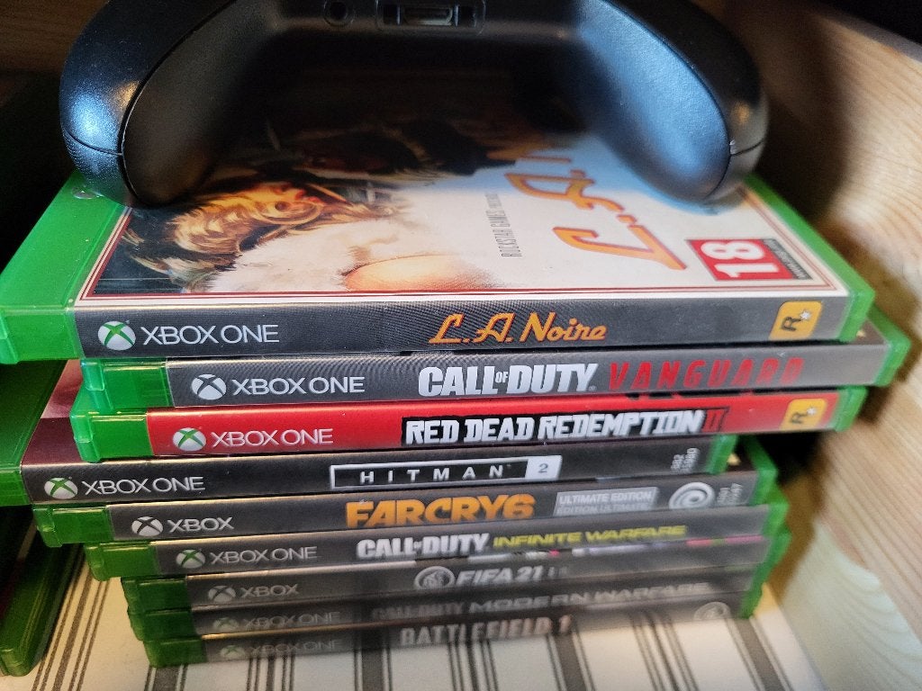 Xbox One X + Games + 4 Controllers, Ophalen, 1 TB, Met 3 controllers of meer, Xbox One X