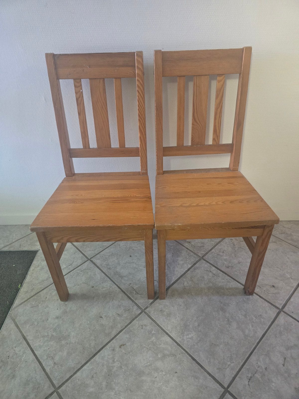 Twee houten stoelen - Gratis af te halen in Apeldoorn, Ophalen of Verzenden