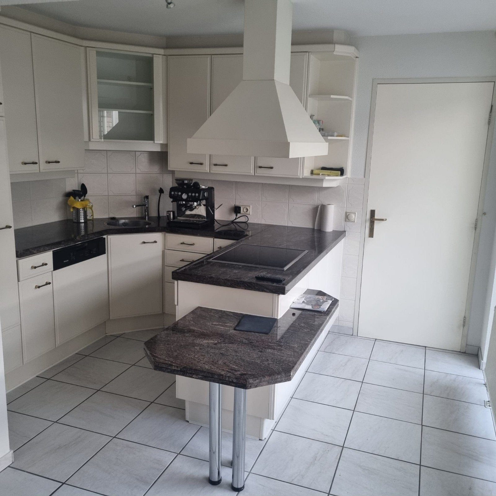 Houten keuken wit gelakt met granieten blad en apparatuur, Ophalen