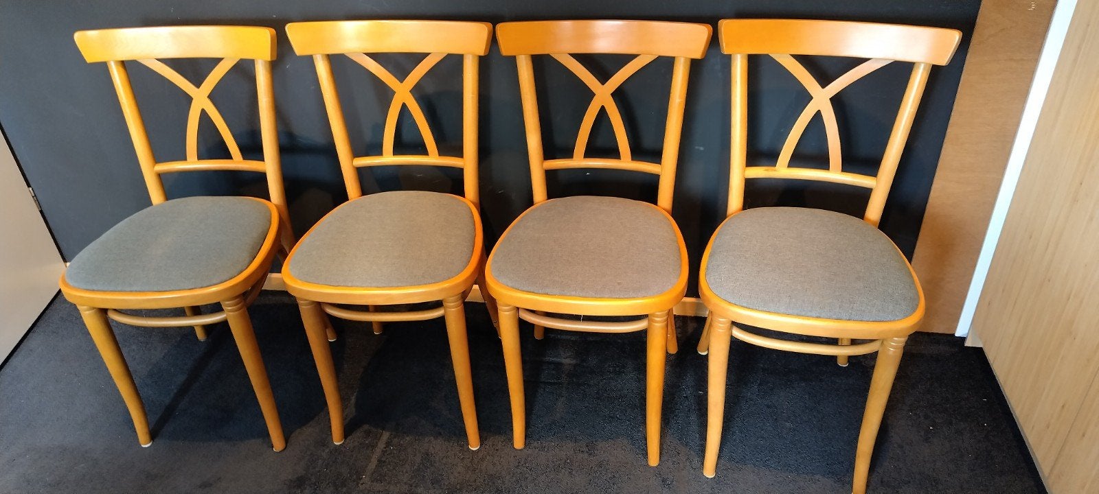 Fraaie Keukenstoelen Jencicova, Gebruikt, Bruin, Modern & Retro, Ophalen of Verzenden
