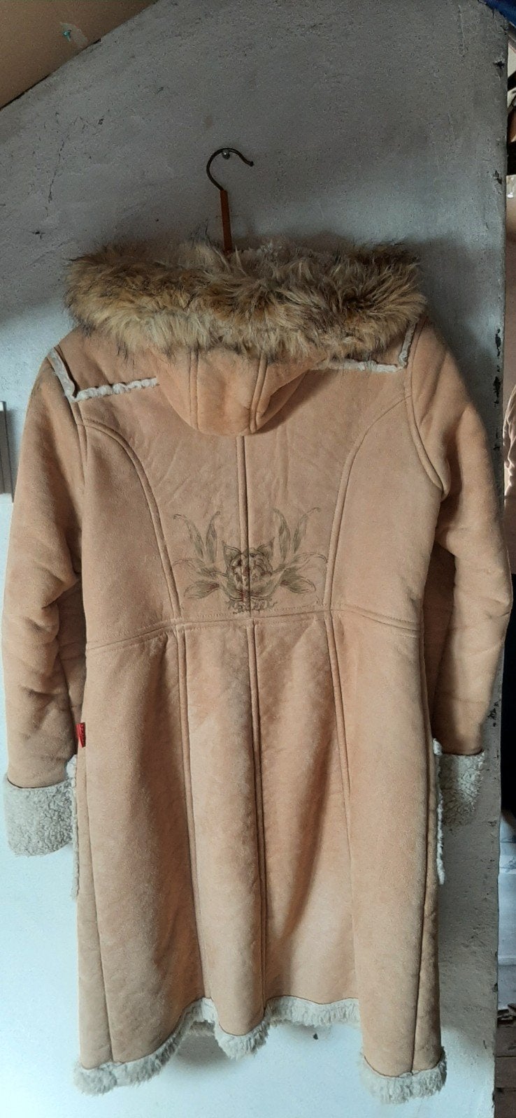 Lange winterjas met bontkraag en borduursels, Maat 38/40 (M), Beige, Ophalen of Verzenden, Onbekend