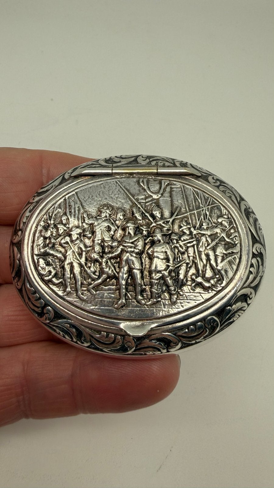 Gaaf Verzilverd Pillendoosje met Reliëfdecoratie - 6,9 cm, Antiek en Kunst, Verzenden, Zilver