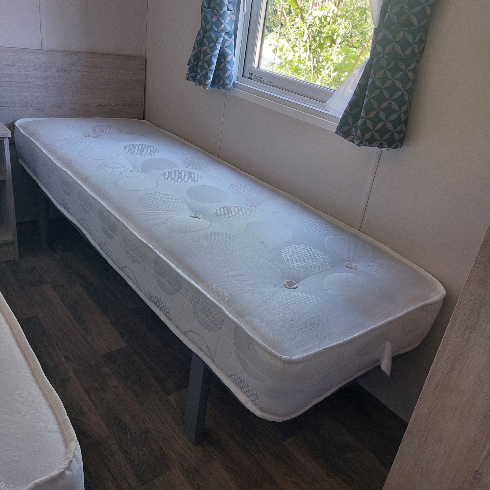 NIEUW smal 1 persoonsbed inclusief matras NIEUW, Ophalen, Bruin, Nieuw, 190 cm of minder