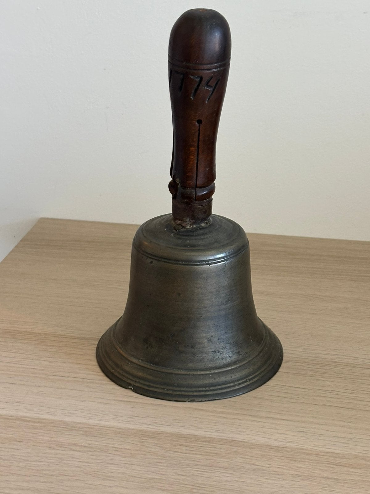 Grote antieke bel uit 1774, Antiek en Kunst, Antiek | Koper en Brons, Ophalen of Verzenden