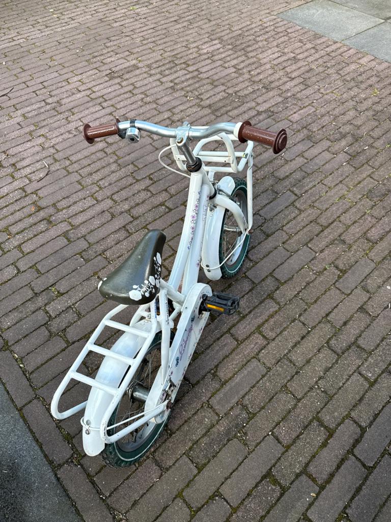 Wit kinderfietsje met mandje - Gebruikt, Fietsen en Brommers, Fietsen | Meisjes, Ophalen, Zo goed als nieuw, 14 inch of minder