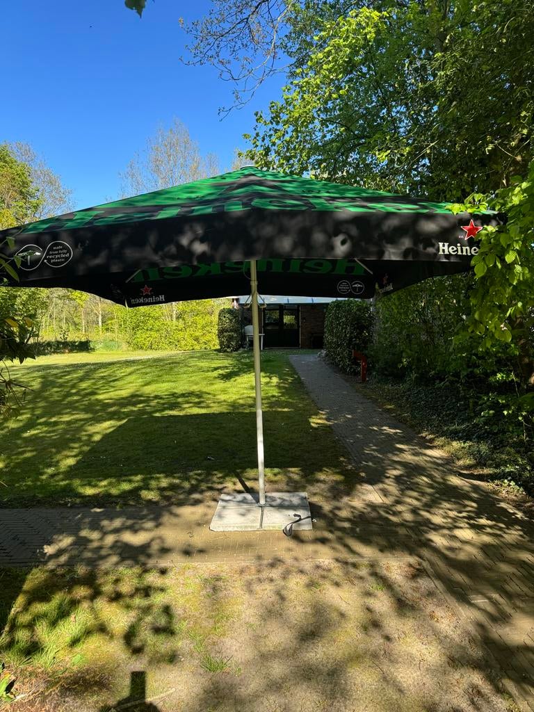 Zo goed als nieuwe Heineken parasols 3x3 meter incl. voet, Ophalen, Zo goed als nieuw, 3 tot 4 meter, Stokparasol