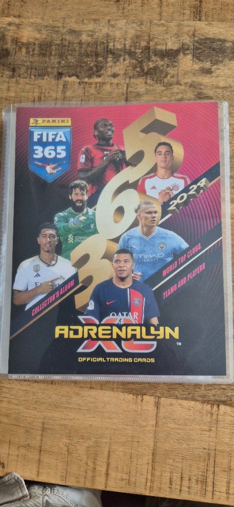Panini Adrenalyn XL Fifa 365 2024, Album met 240 kaarten., Hobby en Vrije tijd, Stickers en Plaatjes, Ophalen of Verzenden, Zo goed als nieuw