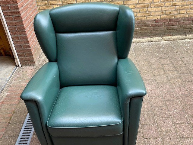 Comfortabele groene leren fauteuil, Ophalen, Klassiek, Comfortabel, Zo goed als nieuw, 50 tot 75 cm
