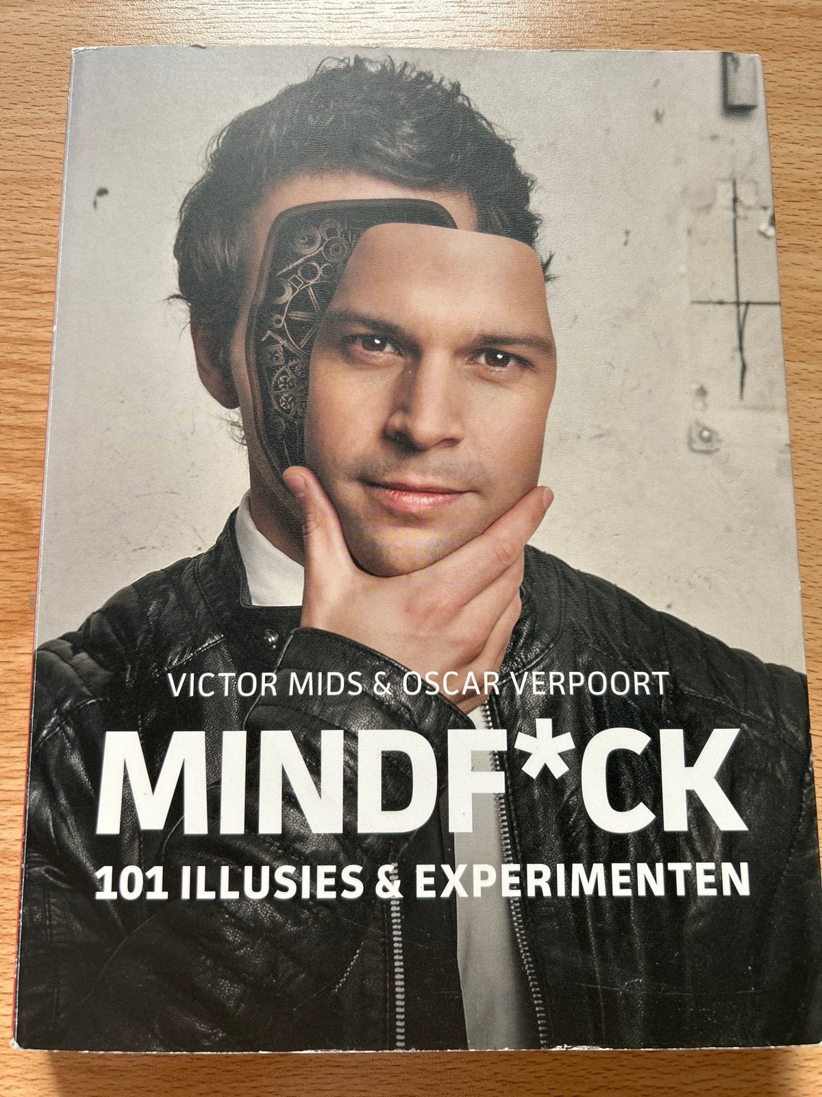 MINDF*CK: 101 illusies & experimenten - Victor Mids, Boeken, Ophalen of Verzenden, Zo goed als nieuw, Overige onderwerpen
