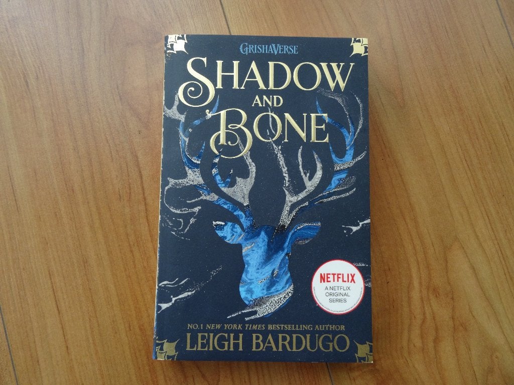 Shadow & Bone - Leigh Bardugo (Grishaverse), Boeken, Fantasy, Ophalen, Zo goed als nieuw, Leigh Bardugo