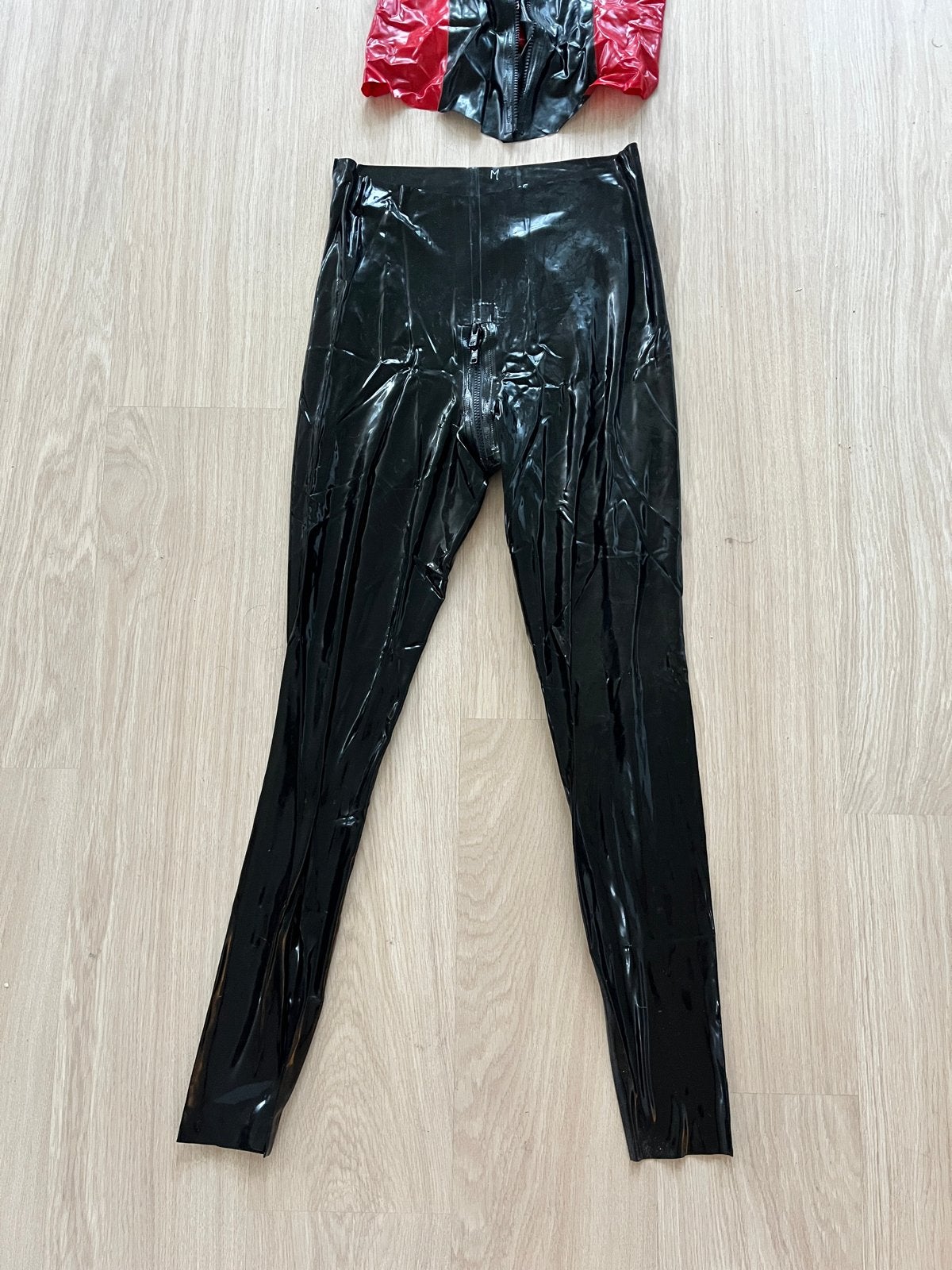 Latex set: broek (M) met rits en topje (S), Kleding | Dames, Ophalen of Verzenden, Zo goed als nieuw, Maat 38/40 (M), Zwart