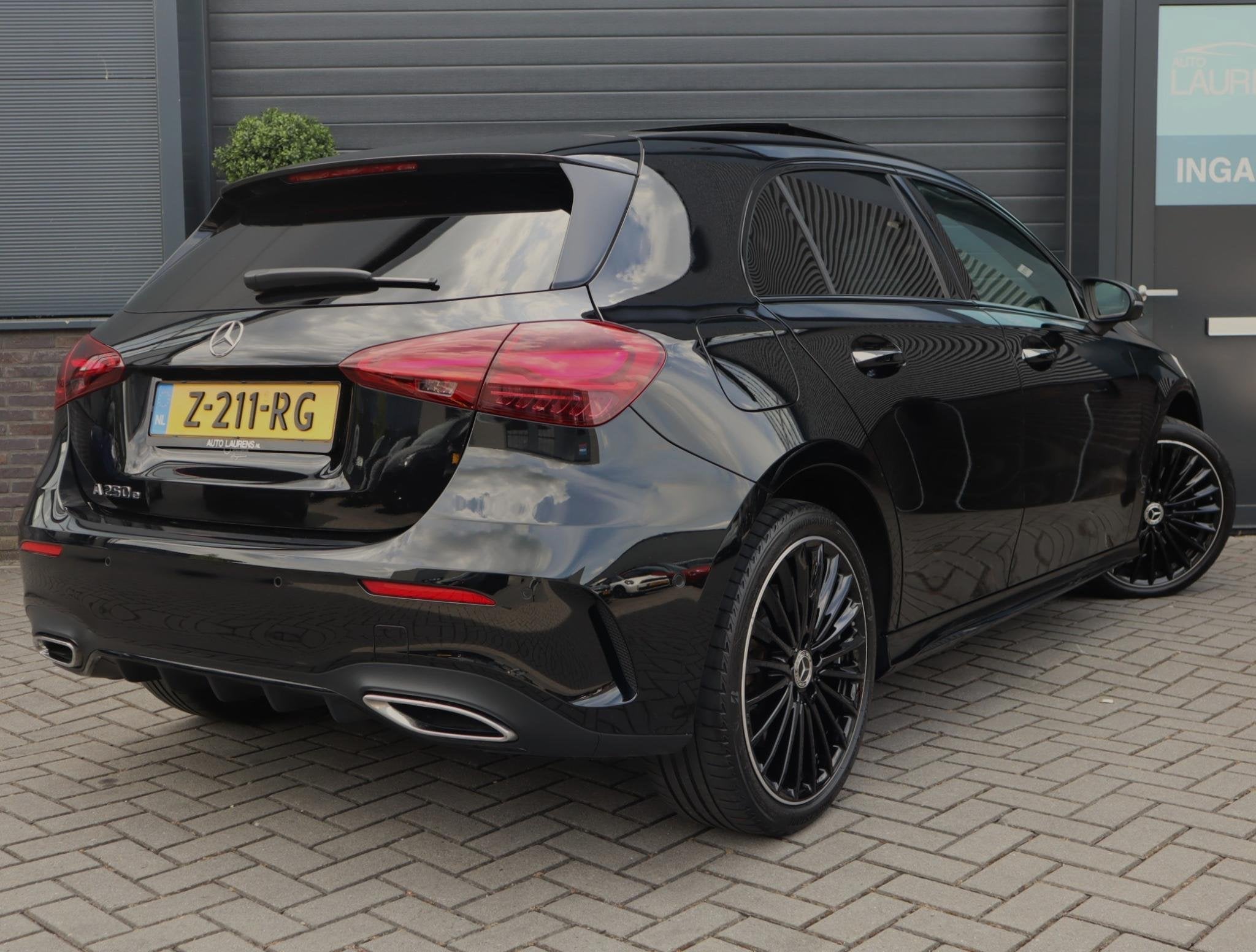 Mercedes-Benz A-klasse 250 e Star Edition AMG Line | Pano |, Gebruikt, 16 kWh, Zwart, Bedrijf