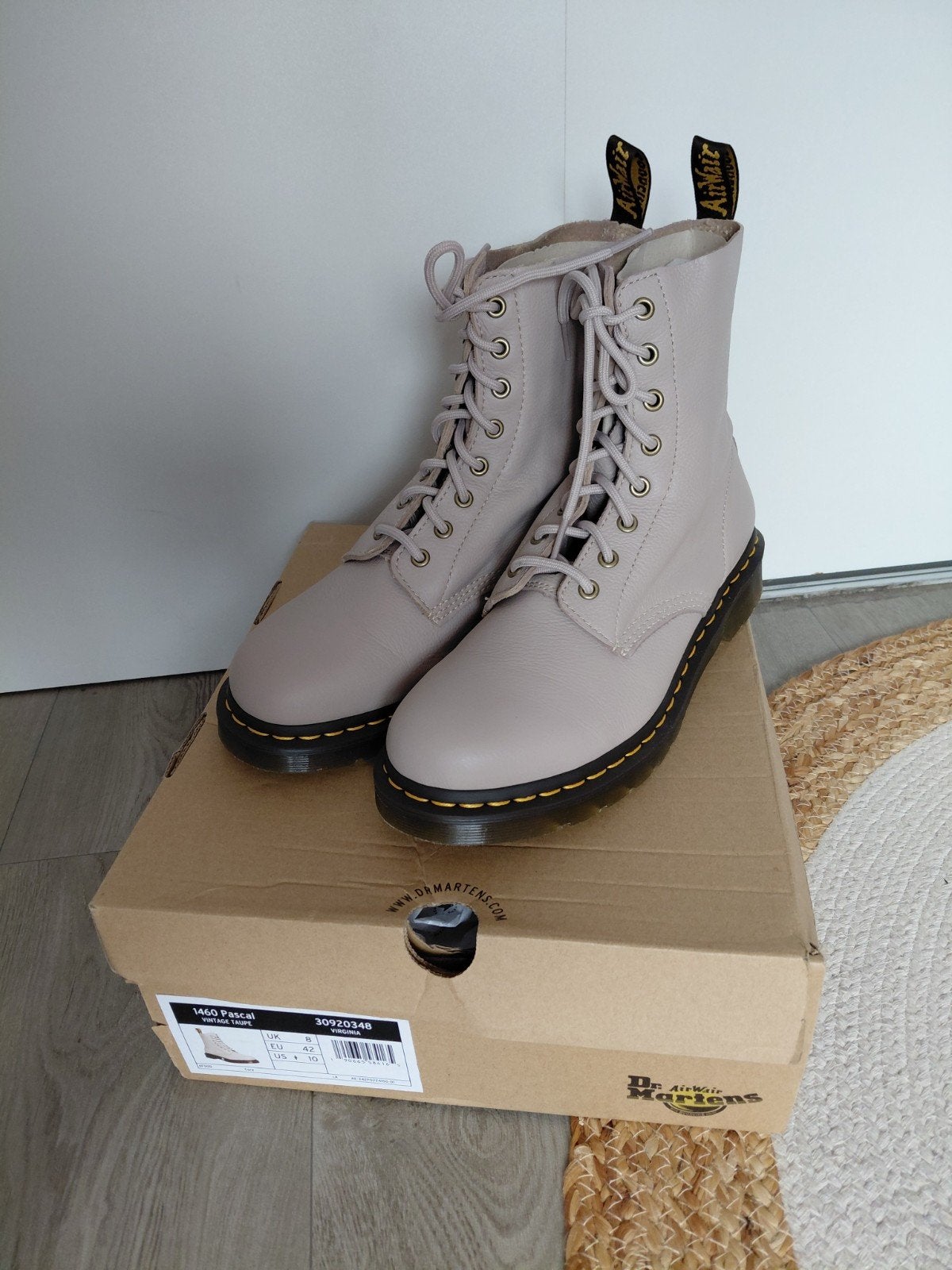 Dr. Martens 1460 Pascal Virginia Taupe - crème Maat 42, Kleding | Dames, Beige, Lage of Enkellaarzen, Nieuw, Ophalen of Verzenden