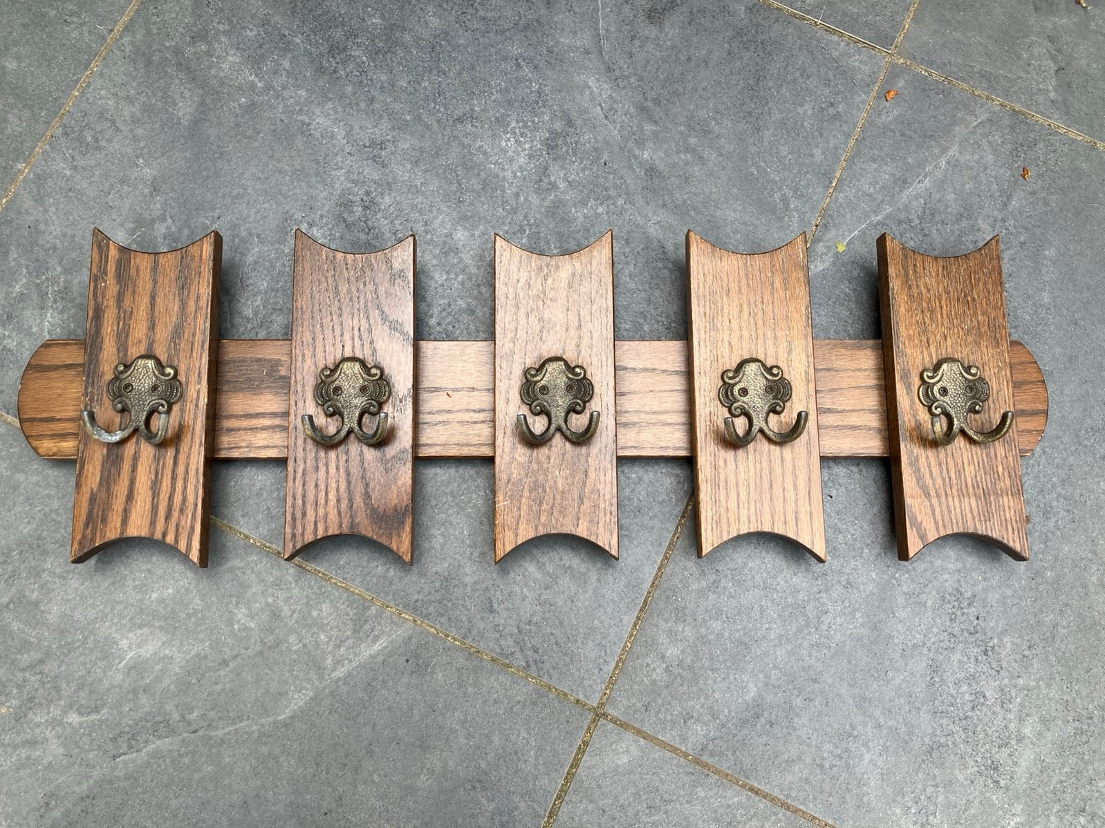 Vintage eiken houten wandkapstok met messing haken., Huis en Inrichting, Wandkapstok, Gebruikt, Ophalen of Verzenden, Minder dan 100 cm