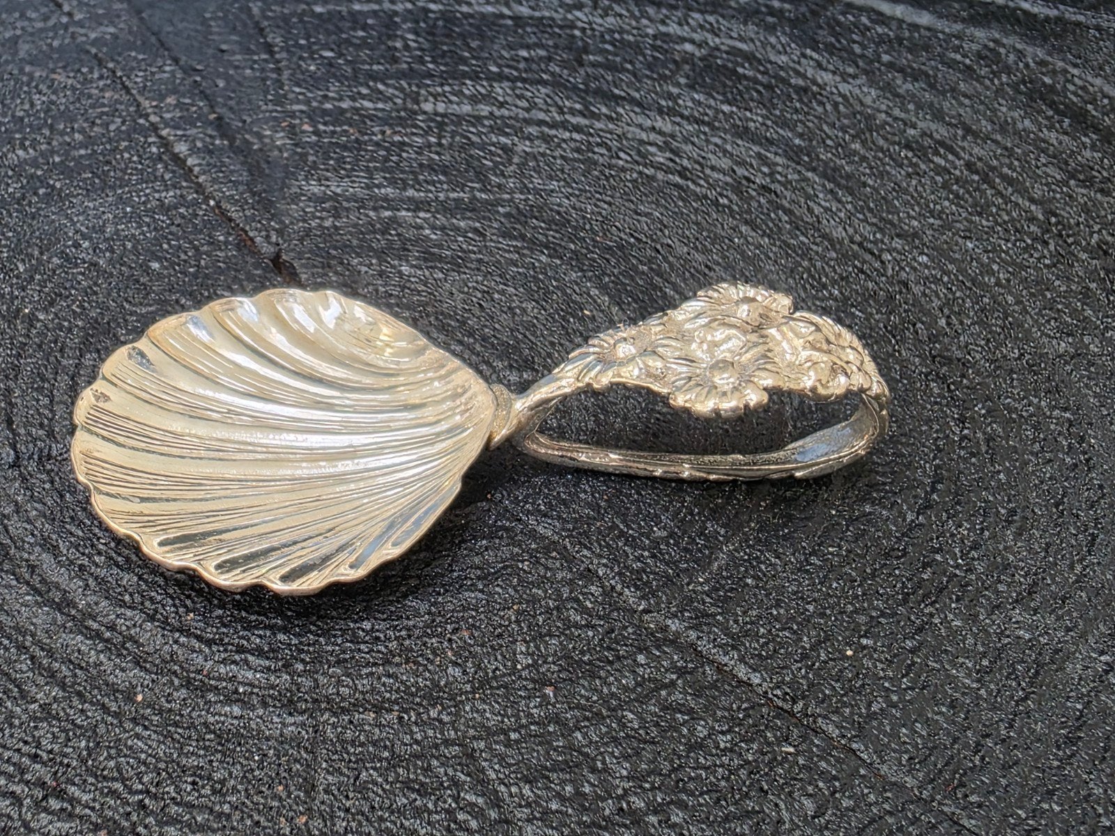 Zilveren schelpvormige lepel met bloemmotief, Verzenden, Zilver