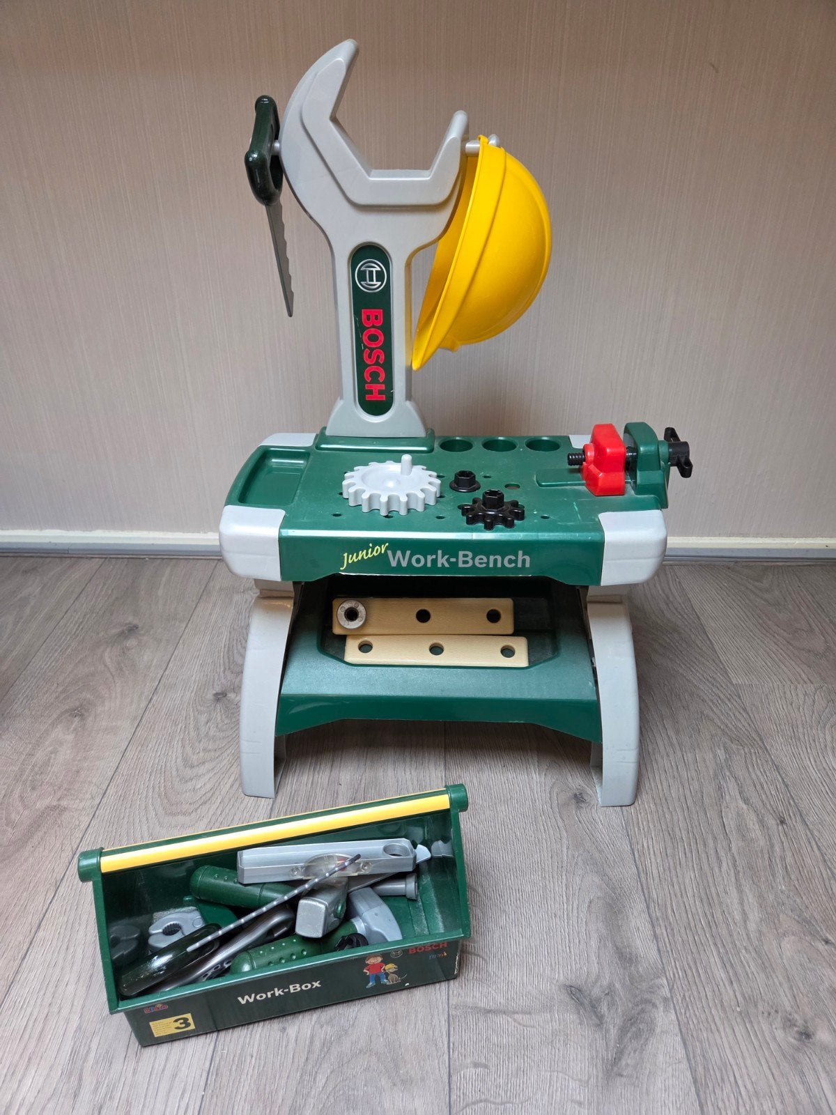 Foto 2 van Bosch Junior Werkbank met Gereedschap - Complete Set