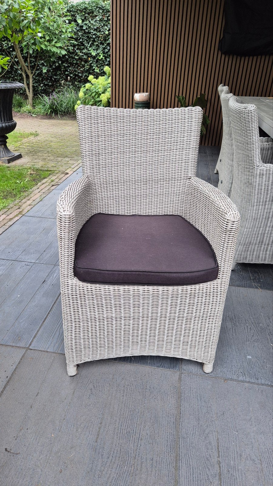 Foto 4 van Robuuste tuinset: 8 wicker stoelen met 330cm tafel