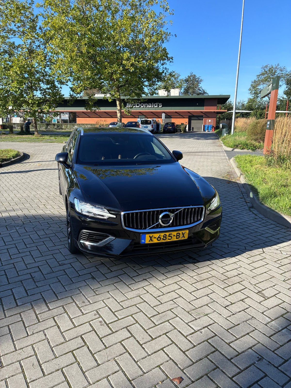 Volvo V60 2.0 T8 PHEV AWD Inscription, Auto's, Automaat, Zwart, Plug-in hybride, 129 €/maand